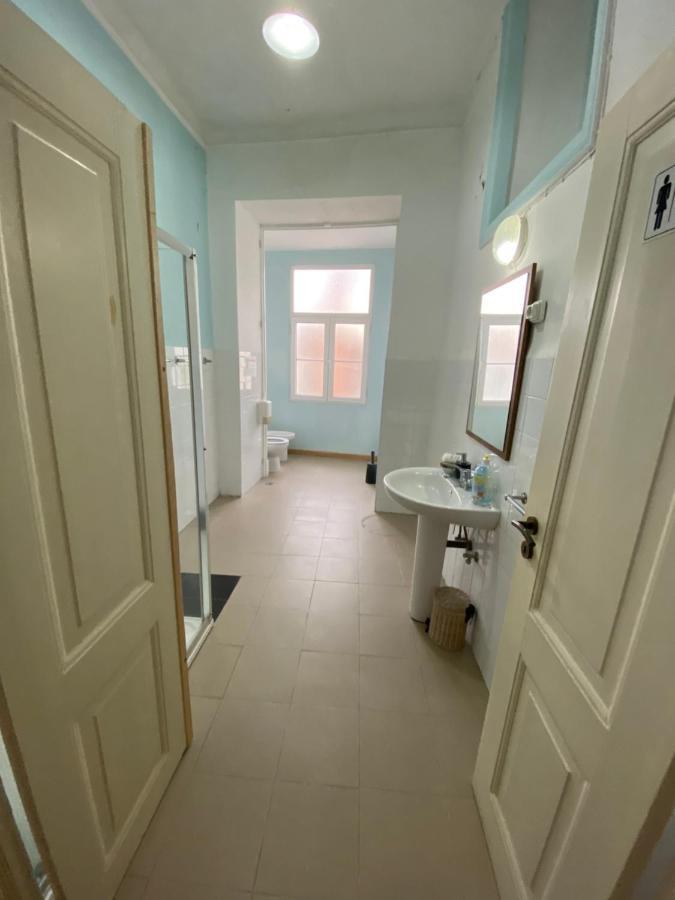 Classic Chiado 1 - Central Guest House Room With Shared Bathroom ลิสบอน ภายนอก รูปภาพ